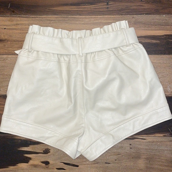 BDG Urban Outfitters Faux Leather Shorts Cream Color Size Medium Pull-on Belted - Picture 4 of 6